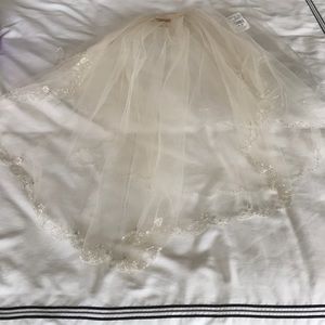 Fingertip Length 2-Tier Wedding Veil Scallop Edge